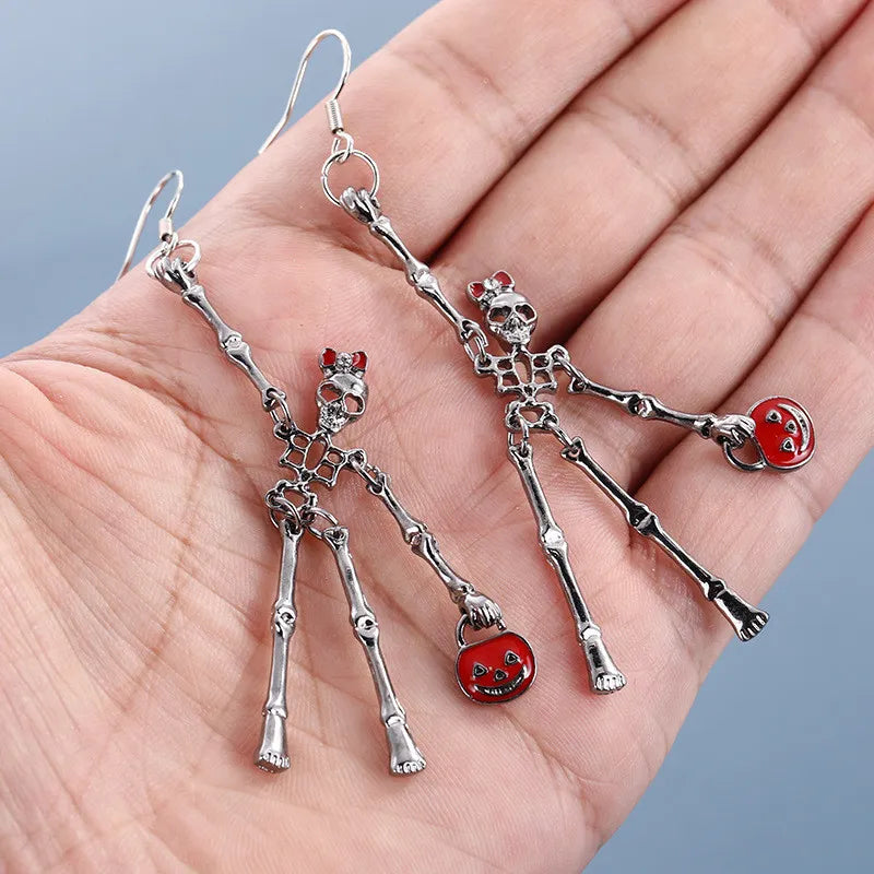 Boucles d'oreilles squelettes spécialement conçues pour les femmes.