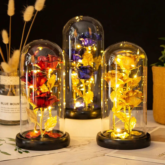 Rose artificielle - 3 Roses sous cloche en verre avec feuille d'Or artificielle et lumières LED - Cadeau pour la Saint-Valentin, Noël ou votre petite Amie