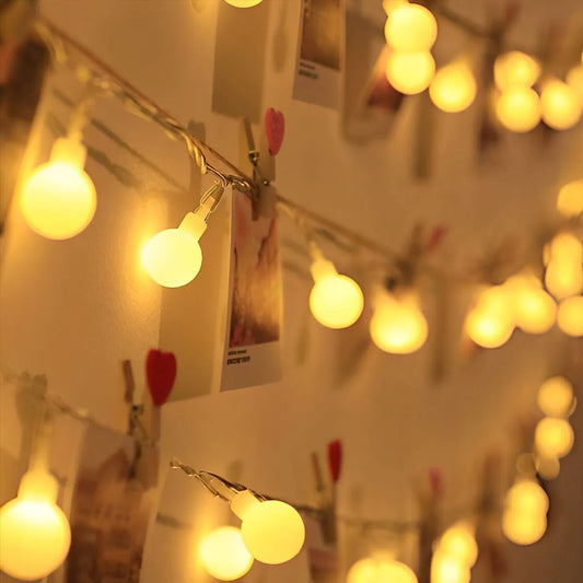 Guirlande de fée de noël LED avec boules lumineuses - Une magie brillante pour votre maison