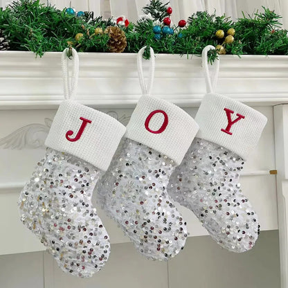 Chaussettes de Noël en argent ornées de flocons de neige et de lettres de l'alphabet